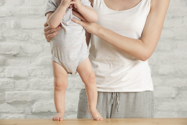 妈妈教宝宝走路，室内偷拍照片图片下载