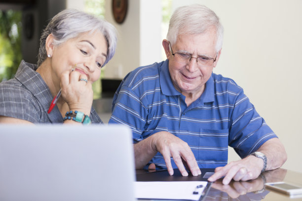巴西老夫妇用计算器处理个人财务。图片下载