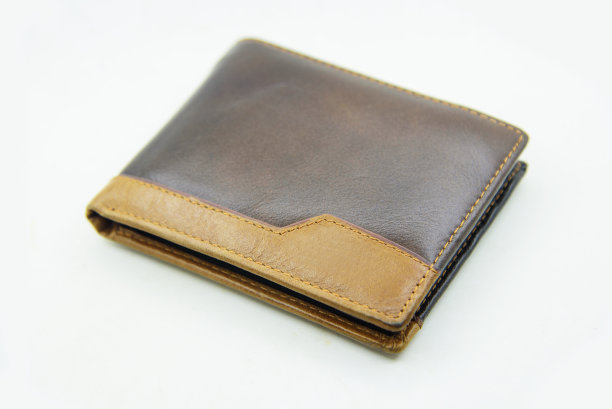 带钱的棕色皮革钱包图片下载