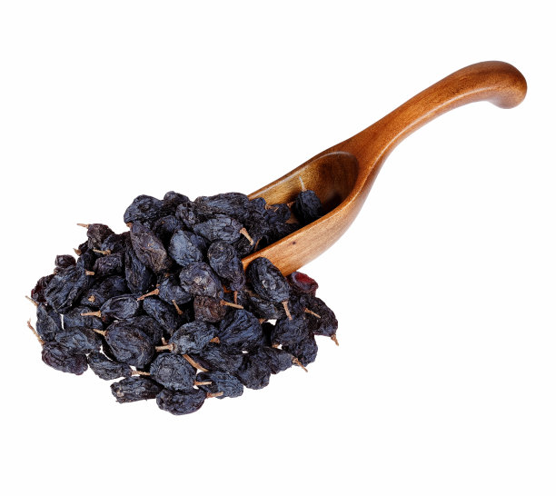 木勺里的黑葡萄干，孤立在白色背景上。高分辨率的照片。图片下载