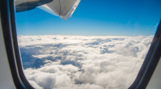飞机窗外的云景和太阳。图片下载
