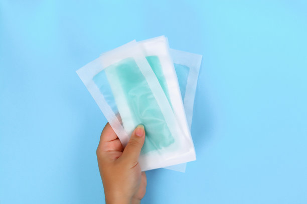 蓝色蜡笔背景上的蓝色上蜡条，俯视图。图片下载