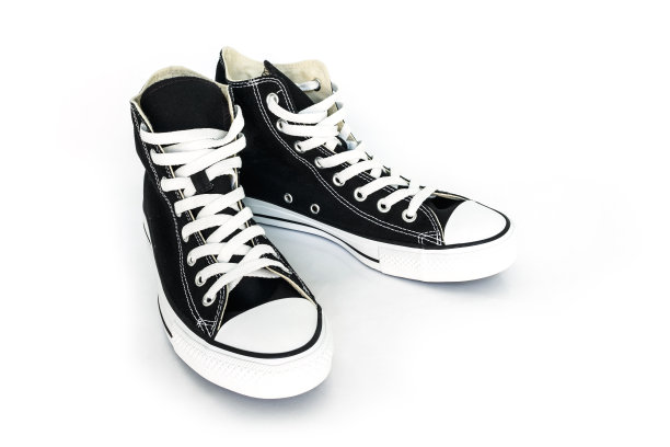 黑色运动鞋经典复古鞋上的白色背景图片下载