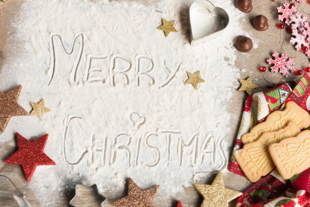 圣诞快乐，用面粉做的文字，用圣诞装饰环绕。图片下载