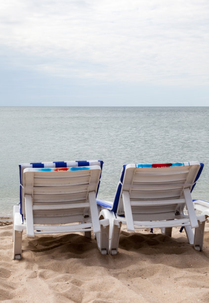 沙滩上的躺椅图片下载