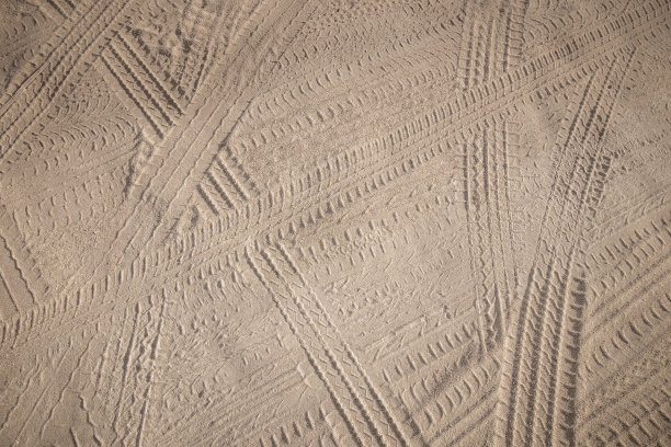 沙滩上的轮胎痕迹纹理背景图片下载