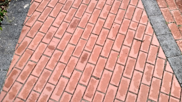近距离观察公园户外瓷砖的灰色和栗色图片下载