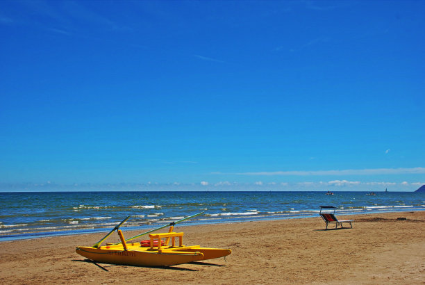 海滩上的救援船图片下载