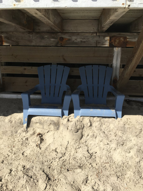 沙滩上的蓝色椅子图片下载