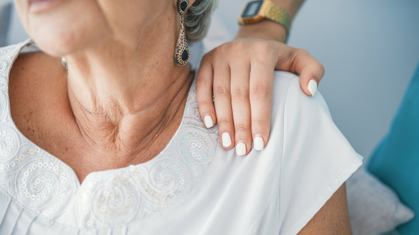 照顾老人的标志图片下载