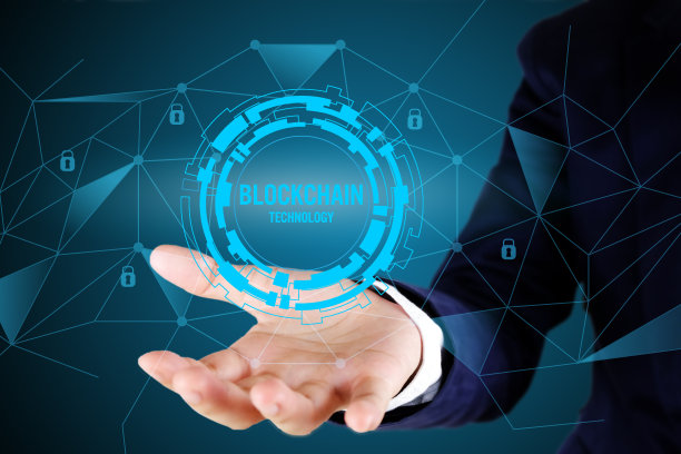 商人指着区块链概念。区块链技术概念与线路相连。图片下载