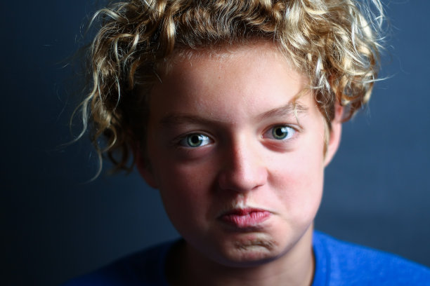 一个愤怒的小男孩的肖像图片下载