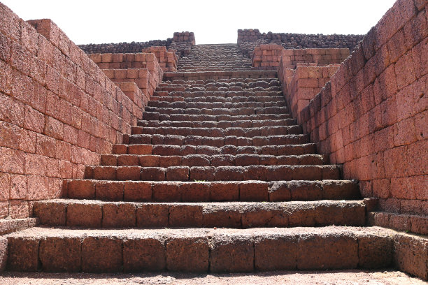 古红土石阶上的主塔，考巴生诺，影响达罗瓦蒂文化，公元8 -9世纪图片下载