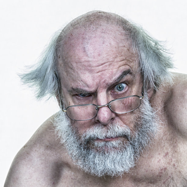 怀疑怀疑的高级男子特写肖像图片下载