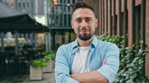 在城市街道上微笑的胡子男人图片下载