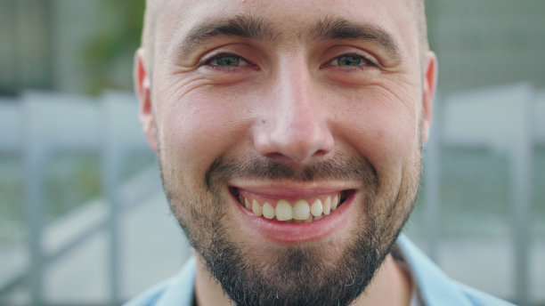 镇上快乐的胡子男图片下载