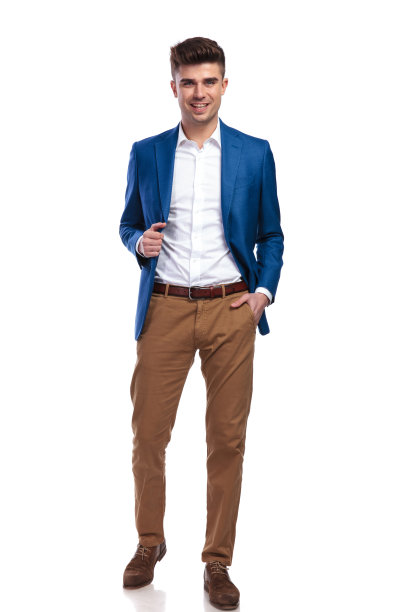 一个快乐的男人站着的全身照片图片下载