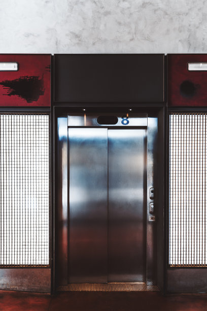 老式的室内电梯，上面有数字8图片下载