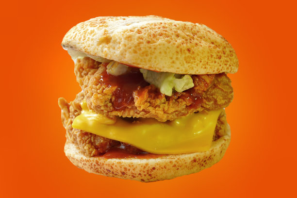 汉堡包与炸鸡在色彩缤纷的背景与路径。图片下载