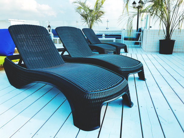 酒店阳台上的现代躺椅图片下载