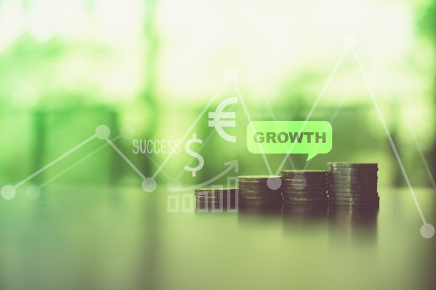 商业财务成功概念与货币图标和图形双曝光在图片上。桌子上的金币和绿色自然的散景背景。图片下载