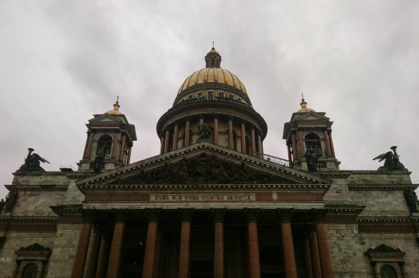 俄罗斯圣彼得堡——2016年。圣彼得堡阴天的城市景观。圣以撒大教堂正面。图片下载