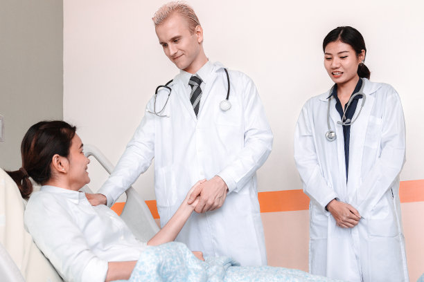 医生双手安慰她的女病人。医学、帮助和保健理念。图片下载