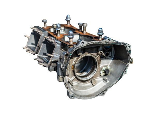 一个双缸发动机的拆卸块孤立在一个白色的背景与剪切路径。图片下载