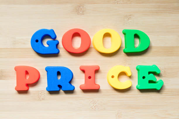 彩色塑料字母字好价格木材背景图片下载