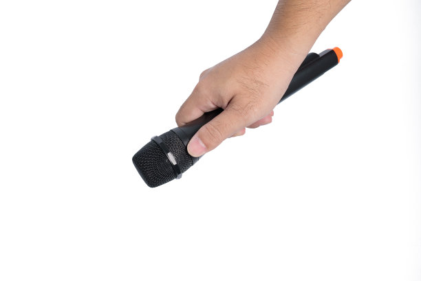 一名男子的手拿着一个黑色的无线麦克风，背景是白色或孤立的图片下载