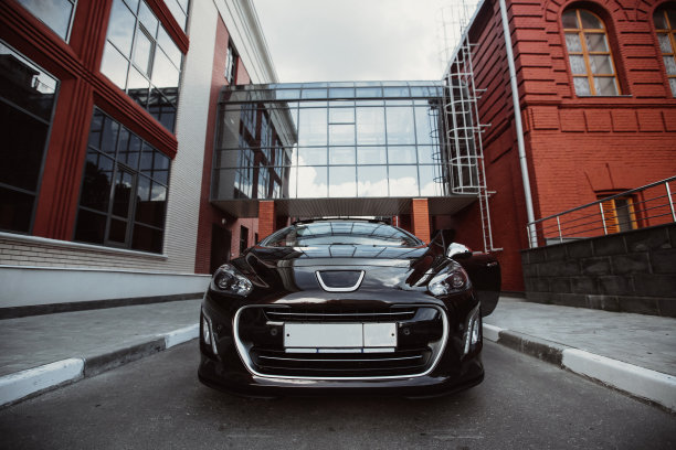 玻璃建筑背景上的漂亮的敞篷车图片下载