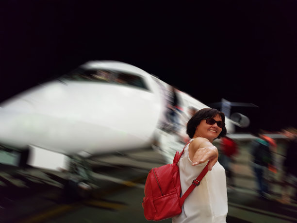 一个背着背包的女人邀请我们去旅行图片下载