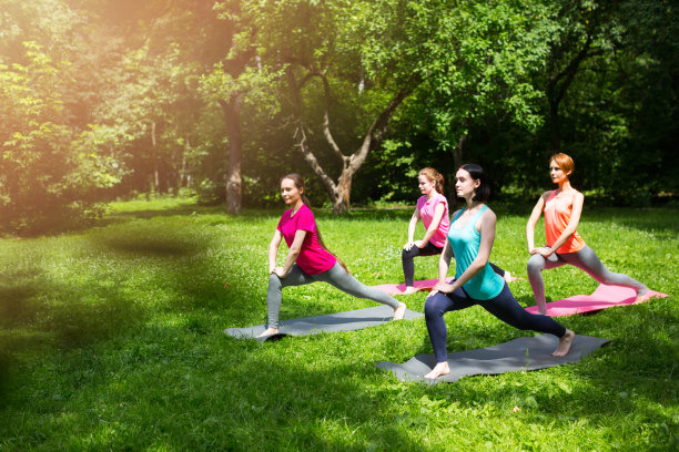 女人享受着瑜伽在新鲜空气中的阳光效果图片下载