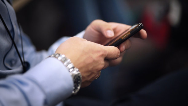 年轻商人使用智能手机图片下载