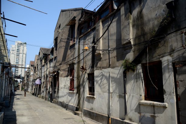 中国上海静安区拆迁附近的狭窄胡同图片下载