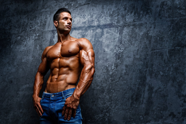 穿着牛仔裤的帅气肌肉男图片下载