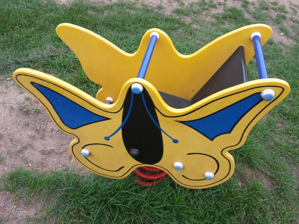 近距离观看多色蝴蝶玩具在公共游乐场的幼儿图片下载