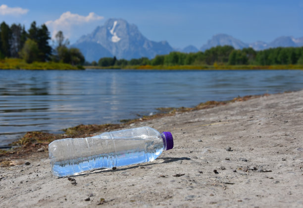 废弃的塑料瓶水成了一个风景区图片下载