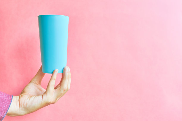 色彩鲜艳的塑料杯。图片下载