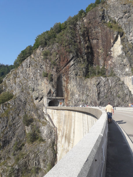罗马尼亚阿热斯县旅游照片。transagarasan公路穿越山脉——旅游景点。这条公路的隧道和高架桥比罗马尼亚其他任何道路都多。图片下载