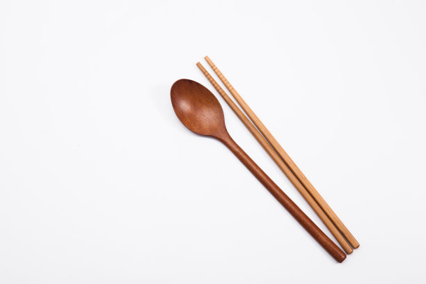 白色背景上的木勺和筷子图片下载