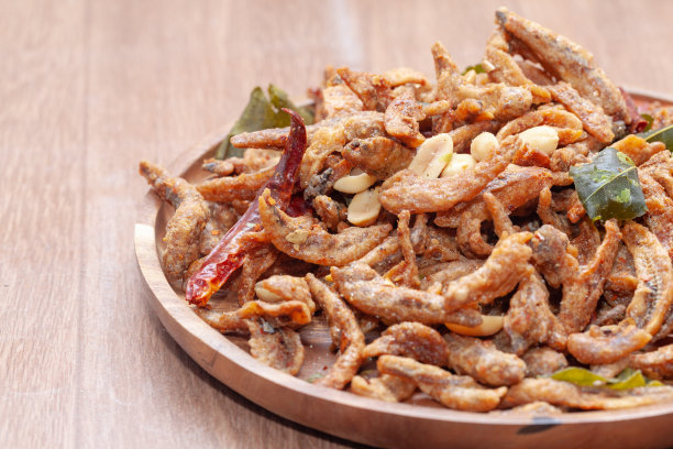 近距离的脆炸小鱼盘图片下载