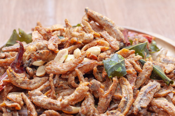 近距离的脆炸小鱼盘图片下载