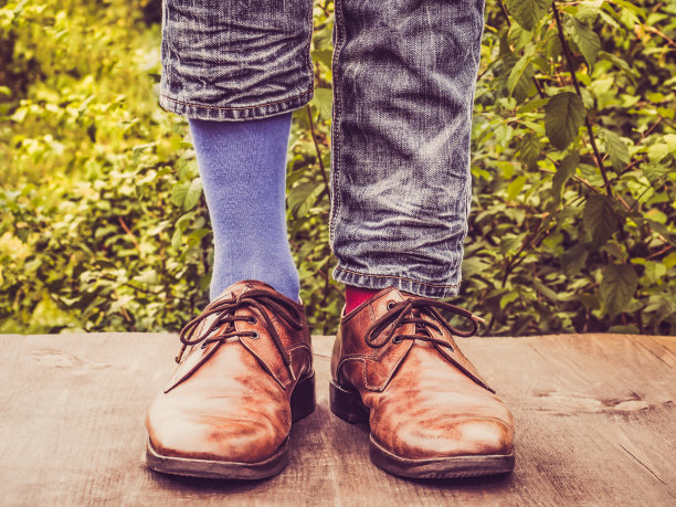 男士的腿部时尚鞋，色彩鲜艳，多色，杂色袜子图片下载