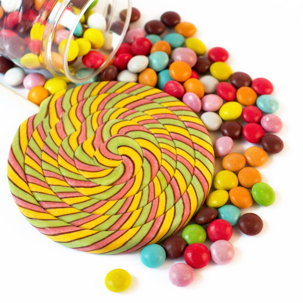 彩色的棒棒糖和甜点彩色的糖果糖衣在白色的背景图片下载