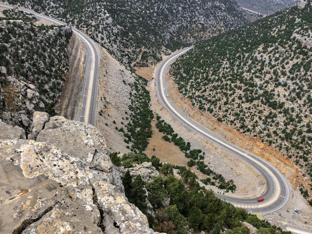 危险的道路、弯道和弯道地区图片下载
