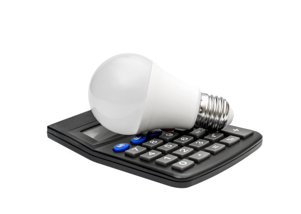 白色的灯泡和计算器。图片下载