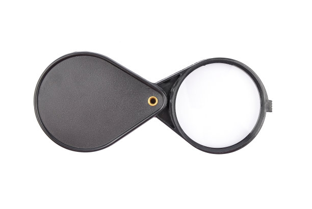 白色背景上的放大镜图片下载