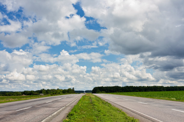道路和多云的天空图片下载