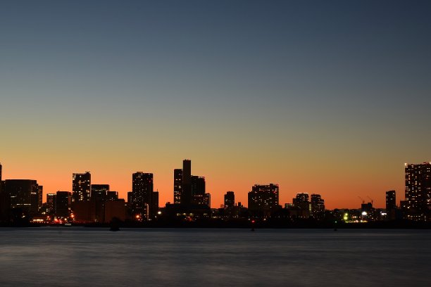 黄昏时分东京湾周围的城市景观图片下载